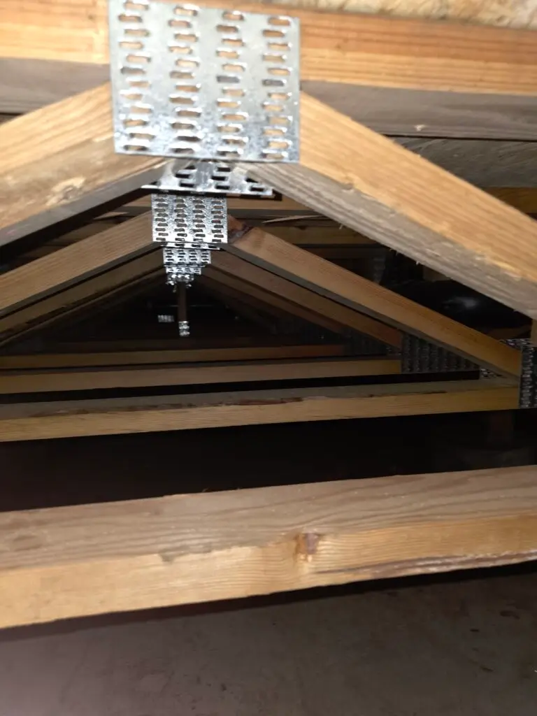 Exposed open web floor trusses in a residential crawl space before insulation